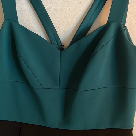 CeCe Alexa cross back color block cocktail dress in forest green - Picture 3 of 9